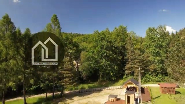 Strefa SPA Chatynek z lotu ptaka: sauna, jacuzzi i altana wśród drzew, kadr z filmu