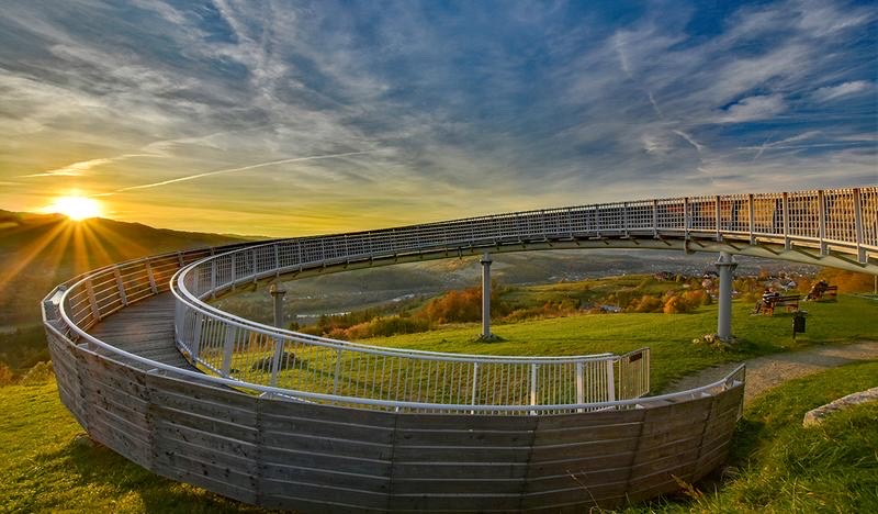 Spiralna platforma widokowa w Woli Kroguleckiej o zachodzie słońca