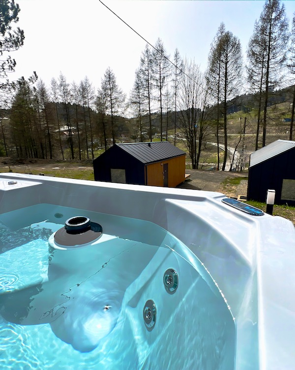 Chatynki Premium w Krynicy Jacuzzi z podświetleniem LED